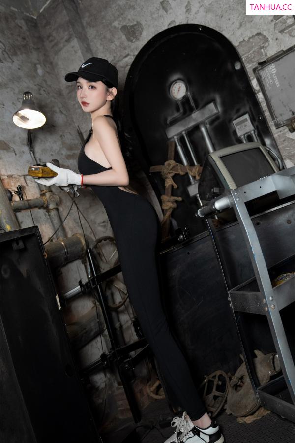 周于希dummy  [XiuRen]高清写真图 2024.01.26 No.8027 周于希Sally 丰腴美臀第32张图片
